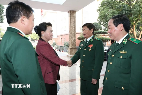Chủ tịch Quốc hội Nguyễn Thị Kim Ngân với các lãnh đạo chủ chốt Bộ Tư lệnh Biên phòng. (Ảnh: Trọng Đức/TTXVN)