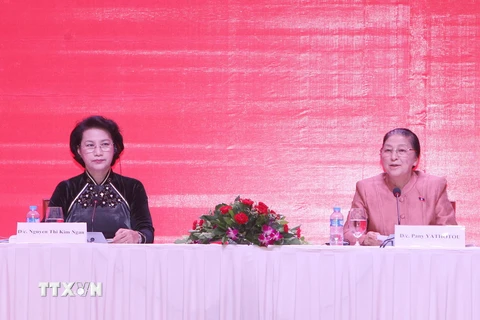 Chủ tịch Quốc hội Nguyễn Thị Kim Ngân và Chủ tịch Quốc hội Lào Pany Yathotou chủ trì một cuộc hội thảo. (Ảnh: Trọng Đức/TTXVN)