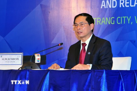 Chủ tịch SOM APEC 2017 Bùi Thanh Sơn chủ trì họp báo quốc tế. (Ảnh: Nguyễn Khang/TTXVN)