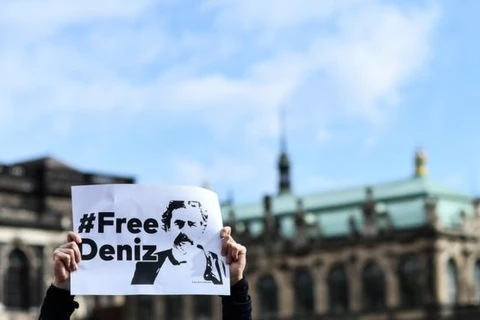 Một người cầm tờ giấy có dòng chữ yêu cầu trả tự do cho nhà báo Deniz Yucel. (Nguồn: EPA)