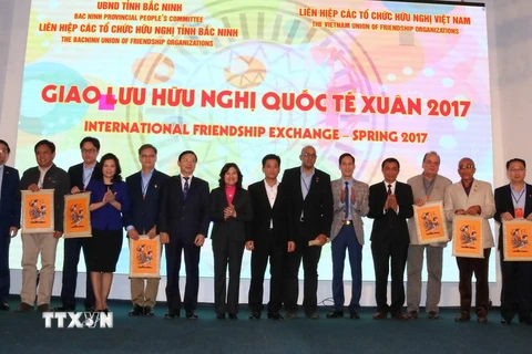​Lãnh đạo tỉnh Bắc Ninh tặng quà cho các đại biểu. (Ảnh: Thanh Thương/TTXVN) 