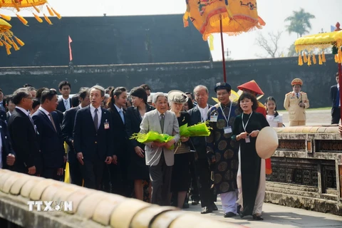 Nhà vua Nhật Bản Akihito và Hoàng hậu Michiko thăm Đại nội Huế. (Ảnh: Hồ Cầu/TTXVN)