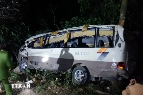 Chiếc xe ôtô chở 22 hành khách lao xuống vực sâu tại Lào Cai (Ảnh chụp lúc 21 giờ ngày 3/3 tại hiện trường). (Ảnh: Thu Hương/TTXVN)