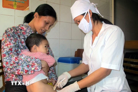 Tiêm vắcxin cho trẻ. (Nguồn: TTXVN)