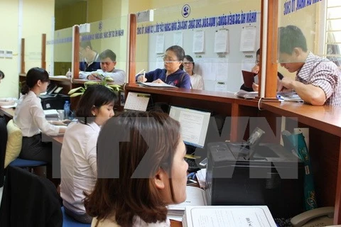 Người dân đến làm thủ tục tại bộ phận một cửa Văn phòng Đăng ký đất đai Hà Nội. (Ảnh: Đỗ Phương Anh/TTXVN)