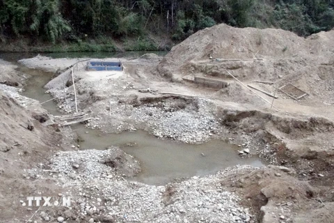 Khai thác cát để lại các hố sâu nham nhở dọc bờ sông khu vực thôn Bản Pẻn, xã Dương Quang, thành phố Bắc Kạn. (Ảnh: Đức Hiếu/TTXVN) 