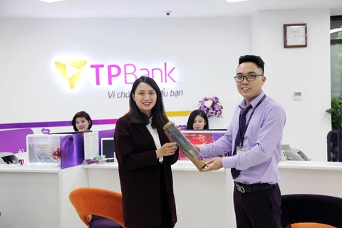 Khách hàng bất ngờ khi nhận được món quà từ giao dịch viên của TPBank.