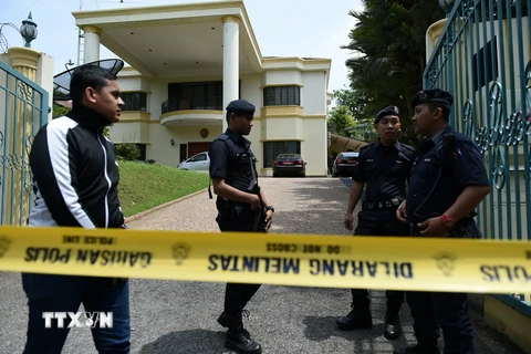 Cảnh sát Hoàng gia Malaysia giám sát lối vào chính của Đại sứ quán Triều Tiên ở Kuala Lumpur để ngăn công dân Triều Tiên rời khỏi nước này ngày 7/3. (Nguồn: AFP/TTXVN)