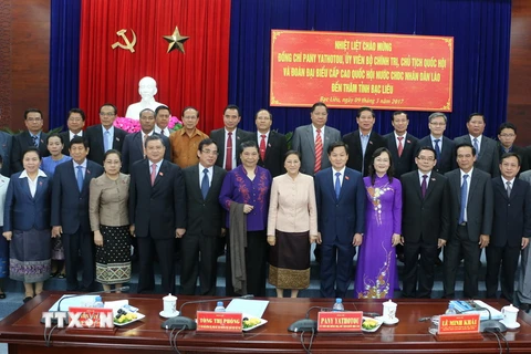 Chủ tịch Quốc hội Lào Pany Yathotou và Phó Chủ tịch Quốc hội Việt Nam Tòng Thị Phóng chụp ảnh chung với các lãnh đạo tỉnh Bạc Liêu. (Ảnh: Huỳnh Sử/TTXVN)