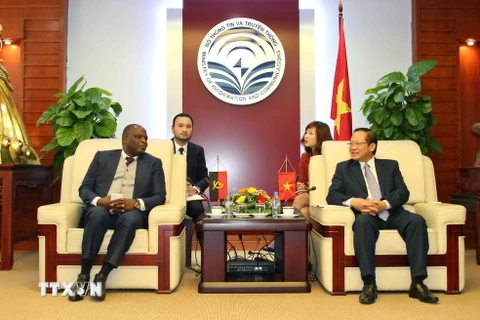 Bộ trưởng Bộ Thông tin và Truyền thông Trương Minh Tuấn tiếp đoàn Đoàn Bộ trưởng Viễn thông và Công nghệ thông tin Angola. (Ảnh: Minh Quyết/TTXVN)