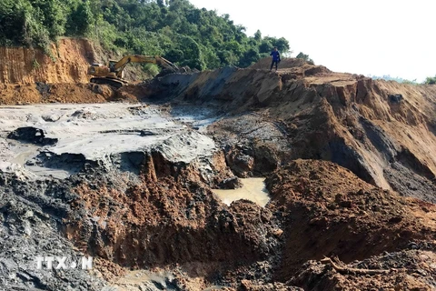 Hiện trường sự cố vỡ đập bể chứa bùn thải của Xí nghiệp khai thác thiếc Suối Bắc thuộc Công ty trách nhiệm hữu hạn kim loại màu Nghệ Tĩnh, thuộc xã Châu Thành, huyện Quỳ Hợp, Nghệ An. (Nguồn: TTXVN)