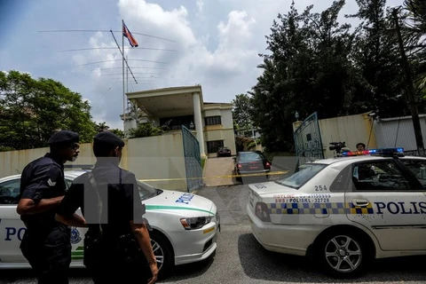 Cảnh sát Malaysia phong tỏa lối vào Đại sứ quán Triều Tiên ở Kuala Lumpur để cấm các phương tiện rời khỏi khu vực này. (Nguồn: EPA/TTXVN) 