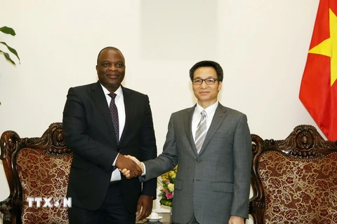 Phó Thủ tướng Chính phủ Vũ Đức Đam tiếp Bộ trưởng Bộ Viễn thông và Công nghệ thông tin Angola, ông José Carvalho da Rocha đang thăm và làm việc tại Việt Nam. (Ảnh: Nguyễn Dân/TTXVN)