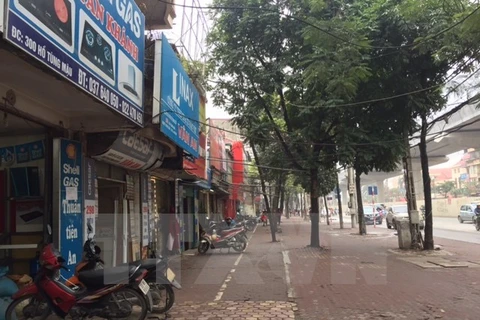 Người dân trên phố Hồ Tùng Mậu chấp hành để xe theo vạch kẻ sơn, tạo thông thoáng cho vỉa hè. (Ảnh: Nguyễn Thắng/TTXVN)