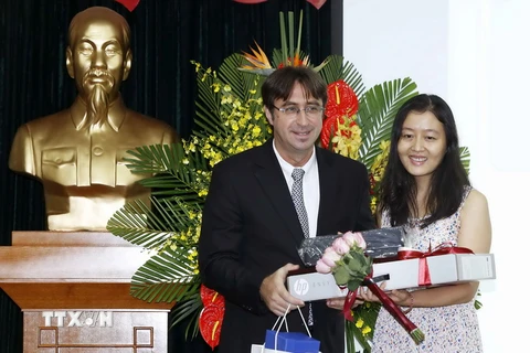 Giám đốc Văn phòng khu vực châu Á-Thái Bình Dương của Tổ chức Quốc tế Pháp ngữ Eric-Normand Thibeault trao giải Nhất cho cuộc thi Phóng viên trẻ Pháp ngữ năm 2016 cho thí sinh Vương Bạch Liên. (Ảnh: An Đăng/TTXVN)