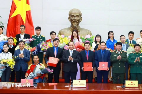 Thủ tướng Nguyễn Xuân Phúc gặp các gương mặt trẻ tiêu biểu năm 2016 chiều 19/3. (Ảnh: Thống Nhất/TTXVN)