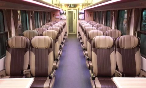 Toa xe ghế ngồi được thiết kế mới, có nhiều tiện ích phục vụ hành khách.