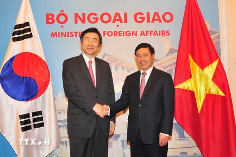 Phó Thủ tướng, Bộ trưởng Ngoại giao Phạm Bình Minh đón và hội đàm với Bộ trưởng Ngoại giao Hàn Quốc Yun Byung Se. (Ảnh: Nguyễn Khang/TTXVN)