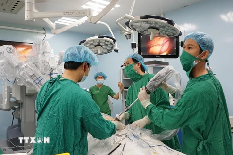 Êkíp bác sỹ đưa camera vào ổ bụng bệnh nhân để chuẩn bị thực hiện phẫu thuật ca ung thư dạ dày đầu tiên bằng robot. (Ảnh: Phương Vy/TTXVN)