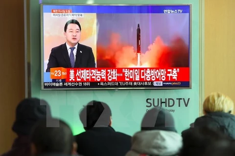Người dân Hàn Quốc theo dõi trên truyền hình về vụ phóng tên lửa của Triều Tiên tại nhà ga ở Seoul. (Nguồn: AFP/TTXVN) 