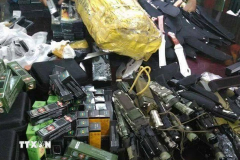 Tang vật bị thu giữ trong vụ triệt phá đường dây mua bán vũ khí qua mạng. (Nguồn: Công an Thành phố Hồ Chí Minh)