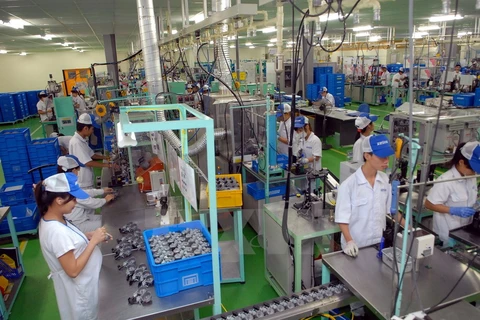 Dây chuyền sản xuất linh kiện ôtô, xe máy tại Khu công nghiệp Thăng Long. (Ảnh: Danh Lam/TTXVN)