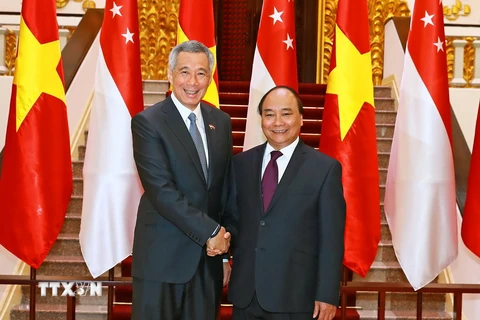 Thủ tướng Nguyễn Xuân Phúc và Thủ tướng nước Cộng hòa Singapore Lý Hiển Long. (Ảnh: Thống Nhất/TTXVN)