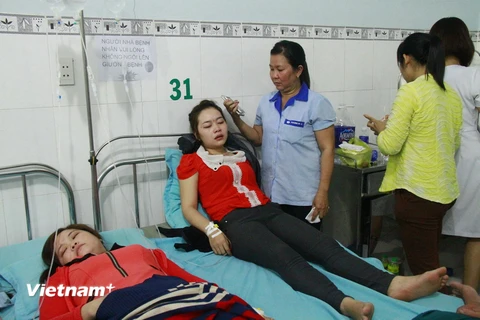 Công nhân nghi bị ngộ độc được cấp cứu tại bệnh viện. (Ảnh: Huyền Trang/Vietnam+)