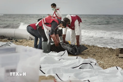 Thi thể người di cư thiệt mạng sau khi thuyền của họ bị đắm ngoài khơi bờ biển Libya ngày 20/2. (Nguồn: EPA/TTXVN)