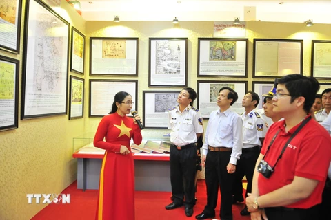 Khách tham quan một Triển lãm bản đồ và trưng bày tư liệu 'Hoàng Sa, Trường Sa của Việt Nam-Những bằng chứng lịch sử và pháp lý.' (Ảnh: Lê Huy Hải/TTXVN)