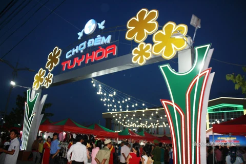 Chợ đêm Tuy Hòa trong ngày khai trương. (Nguồn: Tuyhoaphuyen.com)
