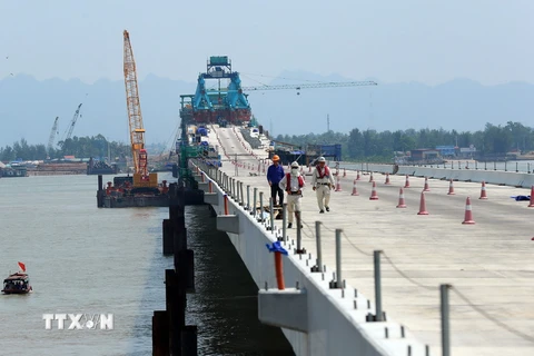 Công trường xây dựng cầu Tân Vũ-Lạch Huyện. (Ảnh: Huy Hùng/TTXVN)
