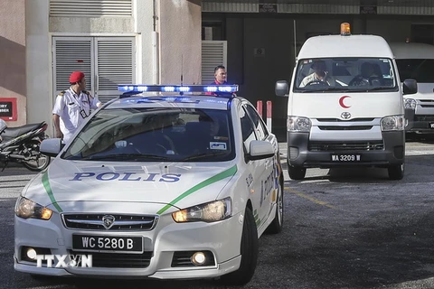 Xe cảnh sát và xe cứu thương mang thi thể ông Kim Jong-nam rời bệnh viện ở Putrajaya, Malaysia ngày 15/2. EPA/TTXVN