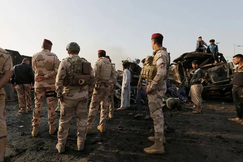 Lực lượng an ninh Iraq tại hiện trường vụ đánh bom. (Nguồn: Reuters)