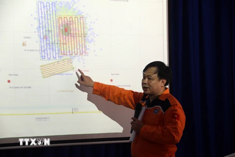 Ông Vũ Việt Hùng, Phó Tổng giám đốc Trung tâm Phối hợp tìm kiếm cứu nạn Hàng hải Việt Nam trình bày phương án cứu nạn tàu bị chìm. (Ảnh: Đoàn Mạnh Dương/TTXVN)