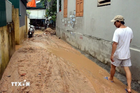 Bùn đất từ dự án FLC Hạ Long tràn xuống làm người dân đi lại khó khăn. (Ảnh: Nguyễn Hoàng/TTXVN)