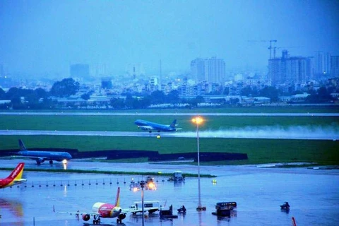 Hàng chục chuyến bay tại Tân Sơn Nhất bị ảnh hưởng vì mưa lớn