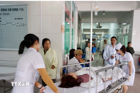 Các công nhân được các y, bác sỹ khẩn trương cấp cứu tại bệnh viện. (Ảnh: Tá Chuyên/TTXVN)