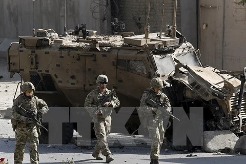 Binh sỹ NATO tại hiện trường một vụ đánh bom ở Afghanistan. (Nguồn: Reuters/TTXVN)
