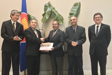 Đại sứ Việt Nam Ngô Đức Thắng trao chức Chủ tịch luân phiên ASEAN cho Đại sứ Indonesia Philemon Arobaya. (Ảnh do Đại sứ quán Việt Nam tại Chile cung cấp)