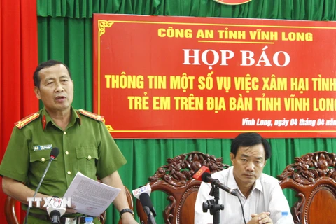 Đại tá Phạm Văn Ngân, Phó Giám đốc Công an tỉnh Vĩnh Long trao đổi thông tin tại buổi họp báo. (Ảnh: Lê Thúy Hằng/TTXVN)