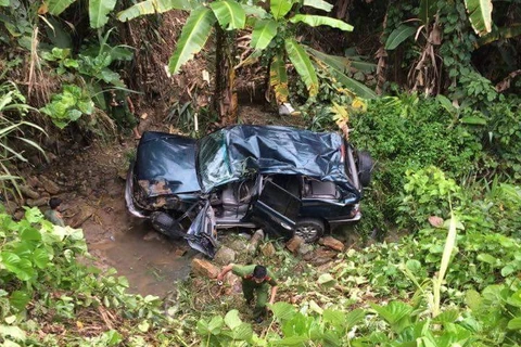 Xe ôtô rơi xuống vực sâu khoảng 30 mét khiến 5 người bị thương