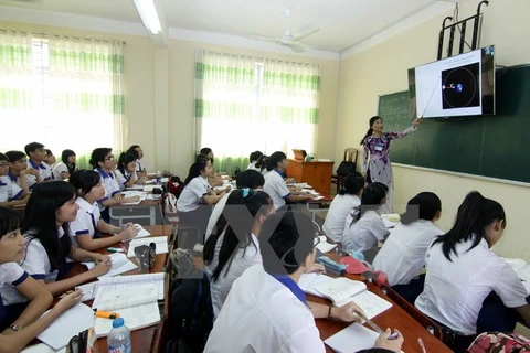 Máy tính được kết nối với màn hình LED lớn để giảng dạy, Trường Trung học Phổ thông Nguyễn Hữu Cảnh, Biên Hòa, Đồng Nai. (Ảnh: Minh Quyết/TTXVN)