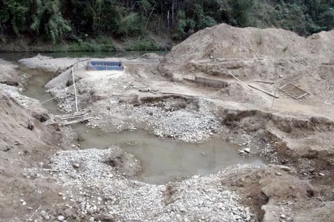 Khai thác cát để lại các hố sâu nham nhở dọc bờ sông khu vực thôn Bản Pẻn, xã Dương Quang, thành phố Bắc Kạn. (Ảnh: Đức Hiếu/TTXVN)