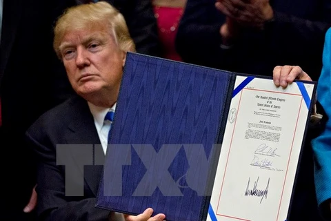 Tổng thống Mỹ Donald Trum ký sắc lệnh bãi bỏ các quy định về biến đổi khí hậu của chính quyền người tiền nhiệm Barack Obama. (Nguồn: EPA/TTXVN)