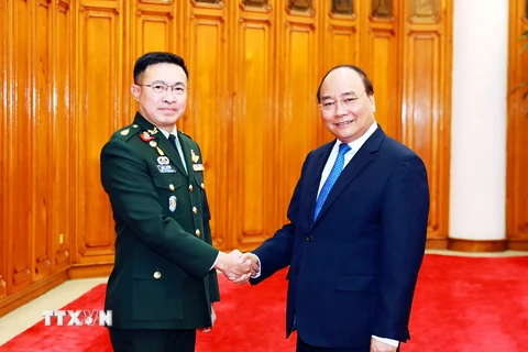 Thủ tướng Nguyễn Xuân Phúc tiếp Đại tướng Surapong Suwana Adth, Tư lệnh lực lượng Quốc phòng Quân đội Hoàng gia Thái Lan. (Ảnh: Thống Nhất/TTXVN)