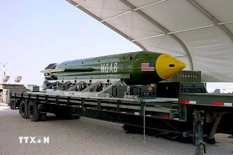 Một quả bom GBU-43/B (MOAB) tại Trung tâm quân bị của lực lượng không quân Eglin ở Florida, Mỹ. (Nguồn: EPA/TTXVN)