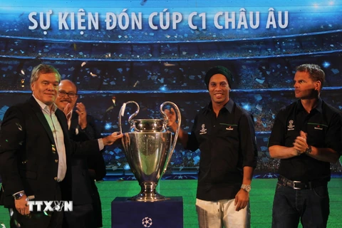 Cúp UEFA Champions League cùng các danh thủ tại Thành phố Hồ Chí Minh. (Ảnh: Xuân Dự/TTXVN)