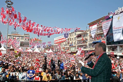 Tổng thống Thổ Nhĩ Kỳ Tayyip Erdogan (bên phải) kêu gọi cử tri ủng hộ tham gia cuộc trưng cầu ý dân về việc sửa đổi Hiến pháp. (Nguồn: EPA/TTXVN)