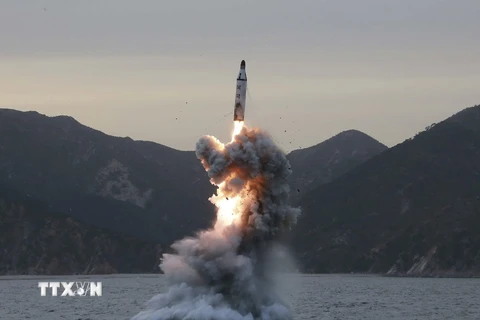 Tên lửa đạn đạo từng được phóng lên từ tàu ngầm tại một vị trí bí mật ở Triều Tiên. (Nguồn: EPA/TTXVN)